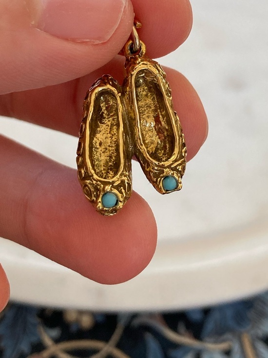 Vintage Jewelry - Vintage Double Slipper Gold Shoe Charm